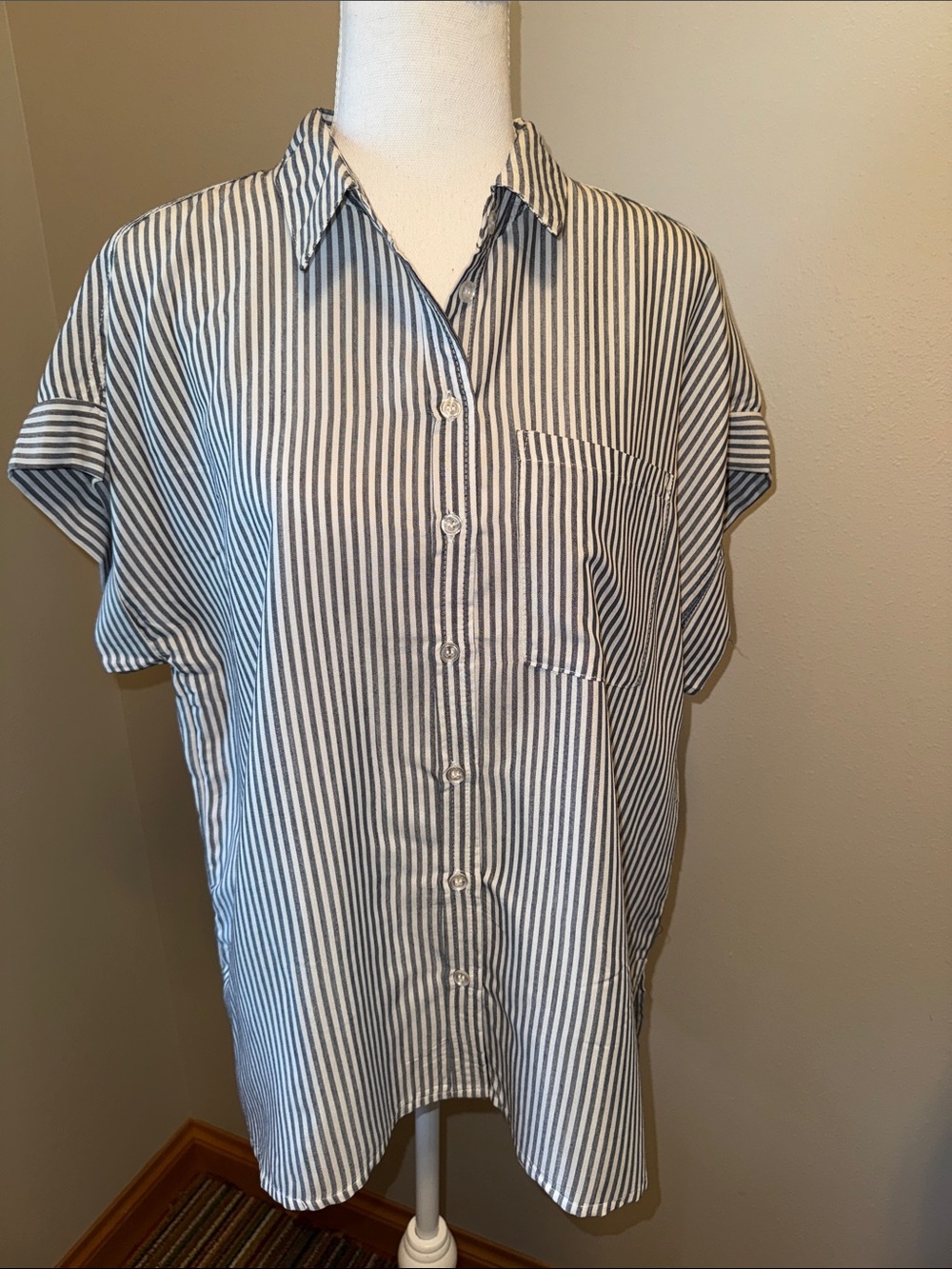 NWOT Velvet Heart Los Angeles Short Sleeve Blouse - Charcoal & White-Large